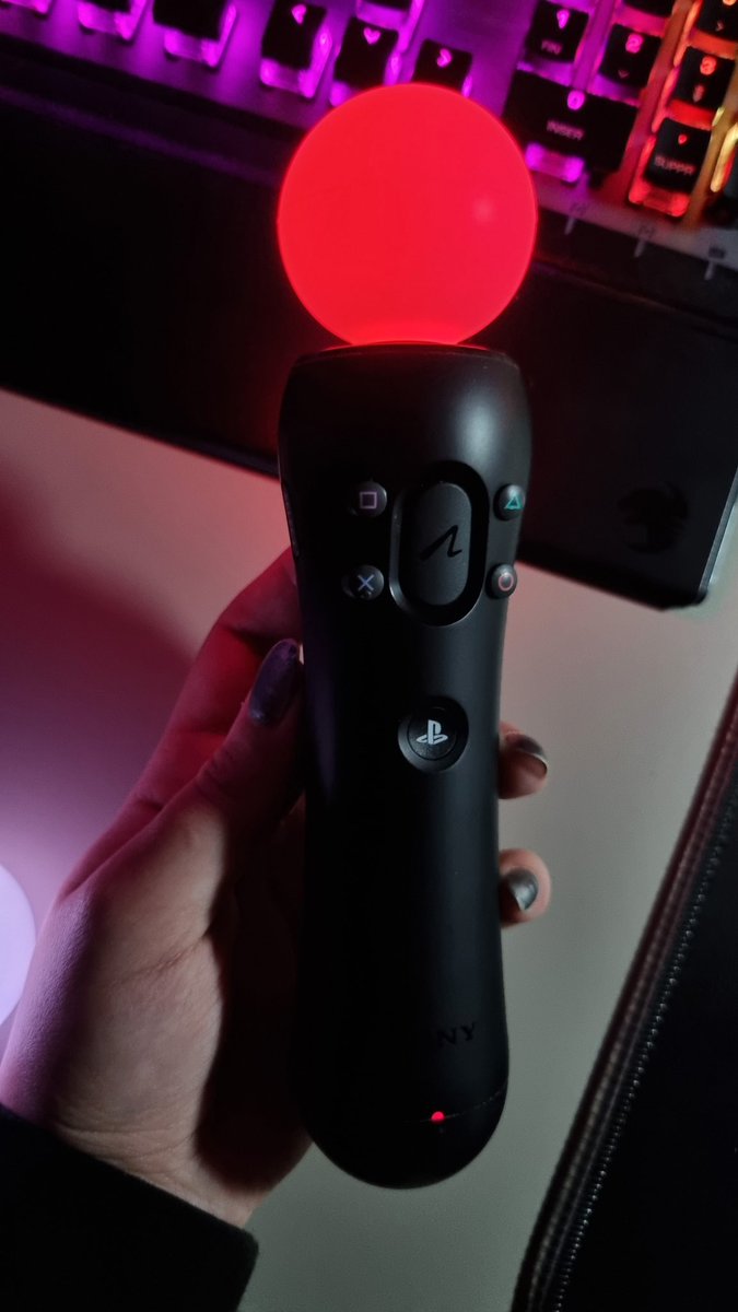 LuuZiaa__'s tweet photo. Petite folie du mois que j'ai que déniché chez EasyCash aujourd'hui :
Deux PlayStation Move, état neufs pour 50€ 🤌✨️
#PlayStationMove #PlayStation https://t.co/FtWfGNsJjQ