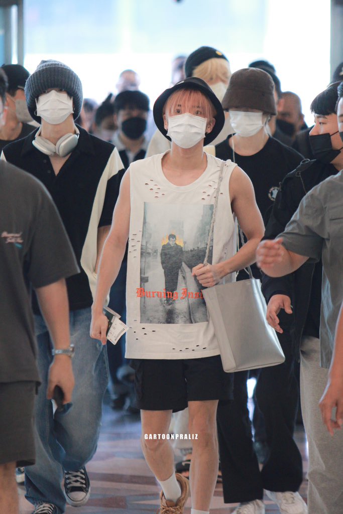 Soltria12's tweet photo. Kaya pala si Taehyun naka sando kasi sa Philippines na punta nila.

Handang handa si kuya eh HAHAHHAHA

#WelcomeToManilaTXT
#MabuhayTXT
#ACTLOVESICKinMNL https://t.co/NO95QdlPVx