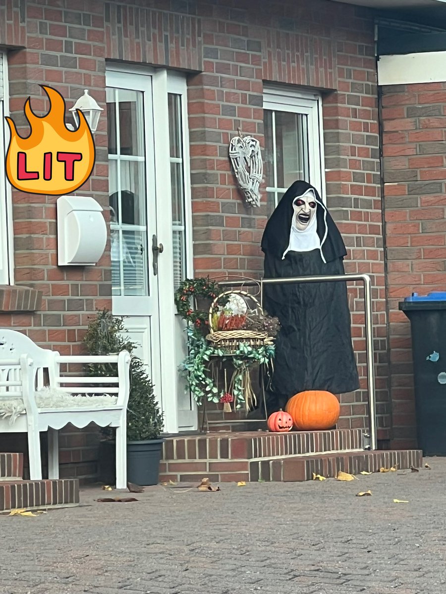 Elsbeth_J's tweet photo. Die Horrornonne und das Weidenherz vom Dänischen Bettenlager gehen super zusammen, lasst euch da bloß nichts einreden! https://t.co/D3NDpGLuaK