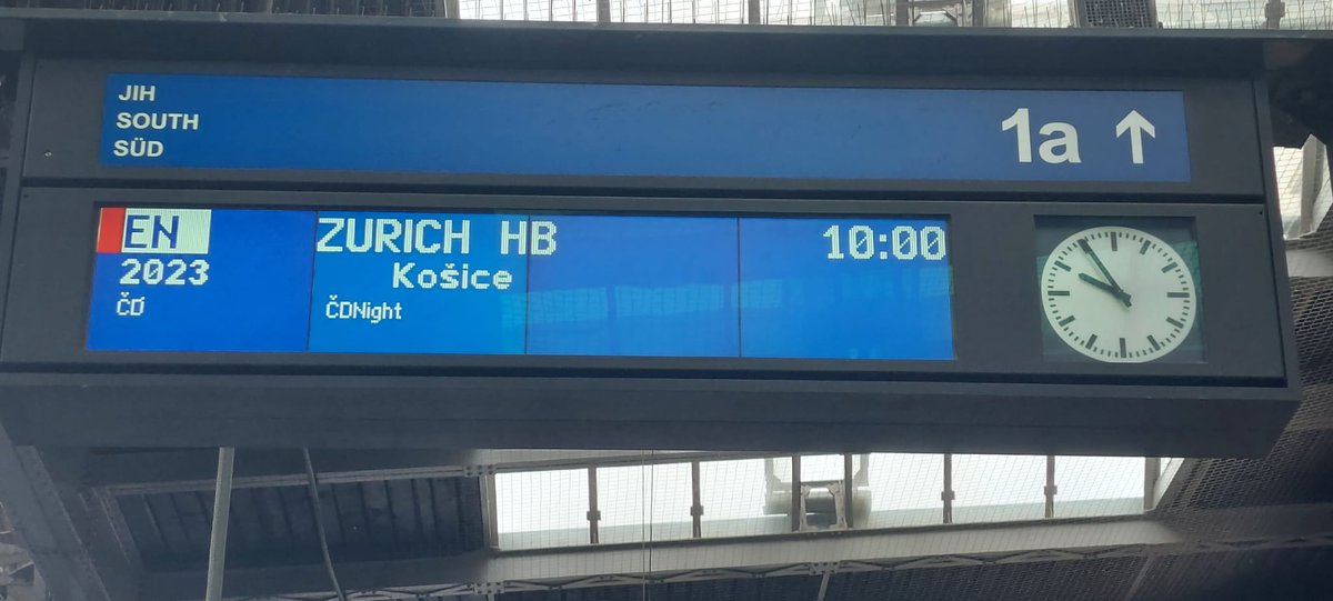 MKrapinec's tweet photo. Dnes jsme s kolegy představili novou značku pro noční cestování #CDNight a nové noční spojení Praha - Curych. Dálkové spoje jsou ekologickou alternativou k letecké dopravě. Dáváme noční dopravě impuls i v podobě modernizace lůžkových a lehátkových vozů. #CeskeDrahy 🌛🌒 https://t.co/C1aPmYPKGU