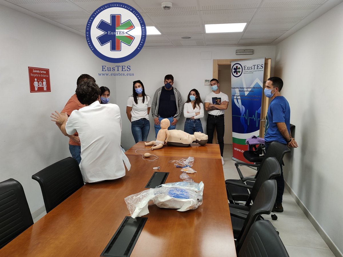 eus_tes's tweet photo. Continuamos con los talleres en subgrupos para poder aprovechar más si cabe la formación en pediatría. Un lujo contar con @IGangoiti y con Edurne como docentes.
Mila esker a ambos y a @OSIEECruces y @supcruces 
Eskerrik asko a los TES presentes por seguir formándose.

#TESVisible https://t.co/kEAivh2q9k