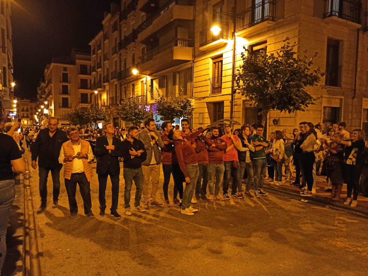 FilaMagenta's tweet photo. Un altre mig any més, com sempre, amb el genial ambient de la #filamagenta. Us deixem amb un xicotet recull d'algunes fotos de la glorieta i l'entradeta.
Comença el compte enrere per a festes. Salut a tots, i visca Sant Jordi 🏴 https://t.co/b7cHWK0AOJ