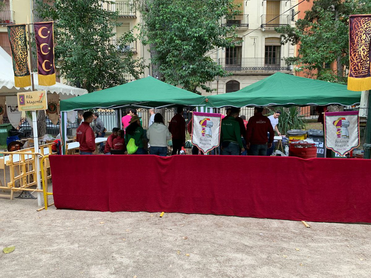 FilaMagenta's tweet photo. Un altre mig any més, com sempre, amb el genial ambient de la #filamagenta. Us deixem amb un xicotet recull d'algunes fotos de la glorieta i l'entradeta.
Comença el compte enrere per a festes. Salut a tots, i visca Sant Jordi 🏴 https://t.co/b7cHWK0AOJ