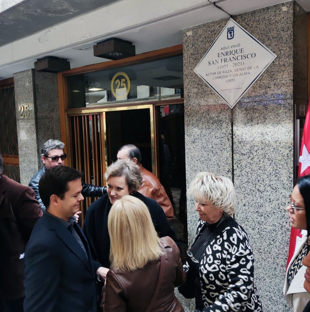 VOX_AytoMadrid's tweet photo. Gracias a una iniciativa de VOX, hoy se ha descubierto la placa conmemorativa en homenaje a Quique San Francisco y hemos asistido al acto con nuestro Portavoz Vocal Vecino de @vox_chamberi.
Por cierto, un detalle que se ha olvidado de comentar el equipo de gobierno... https://t.co/p1dEkFR86M