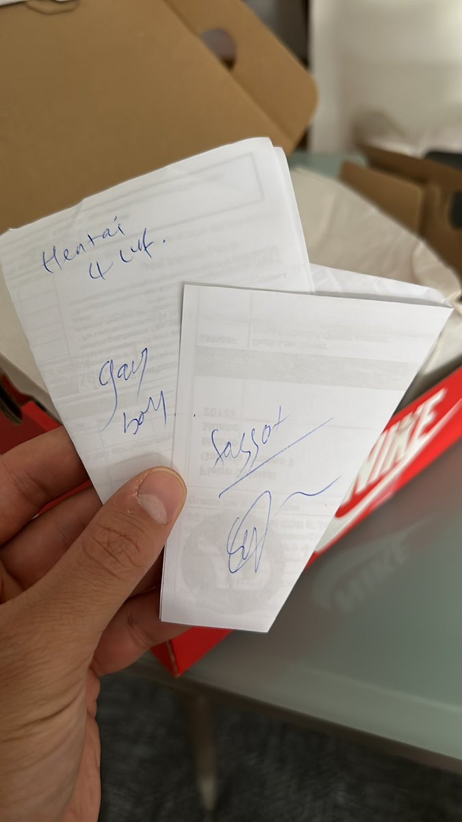 orlandipietro28's tweet photo. Oggi ricevo un pacco da @JDOfficial Dentro il sacchetto di spedizione c’è un foglio per il reso dell’ordine lo prendo in mano e leggo questi bellissimi complimenti da parte del personale di jd, insulti e scritte a dir poco imbarazzanti #jditalia #insulti #italia #viral #omofobia https://t.co/iJyB6YxS5Y