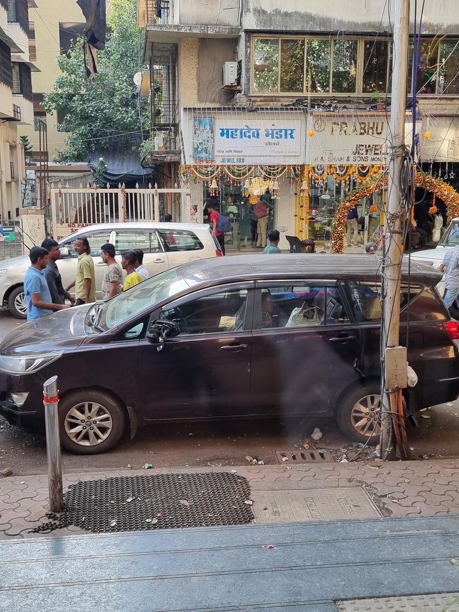 FitfooDIETips's tweet photo. @MTPHereToHelp @rtiindia  @MumbaiPolice  this INNOVA stays parked here on all days. Even though the parking rule says ODD EVEN dates. The towing truck comes to collect HAFTA from them monthly and leaves. What to do ?? Location: 3rd road khar west, Mumbai 400052 https://t.co/cJOZSo0nJU