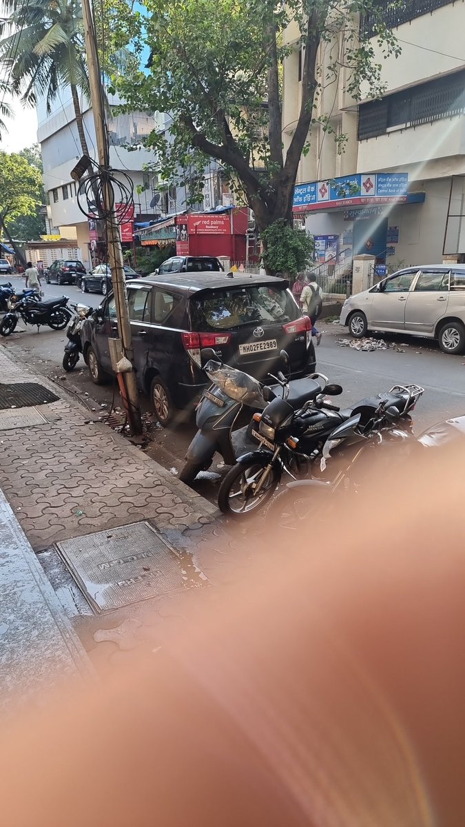 FitfooDIETips's tweet photo. @MTPHereToHelp @rtiindia  @MumbaiPolice  this INNOVA stays parked here on all days. Even though the parking rule says ODD EVEN dates. The towing truck comes to collect HAFTA from them monthly and leaves. What to do ?? Location: 3rd road khar west, Mumbai 400052 https://t.co/cJOZSo0nJU