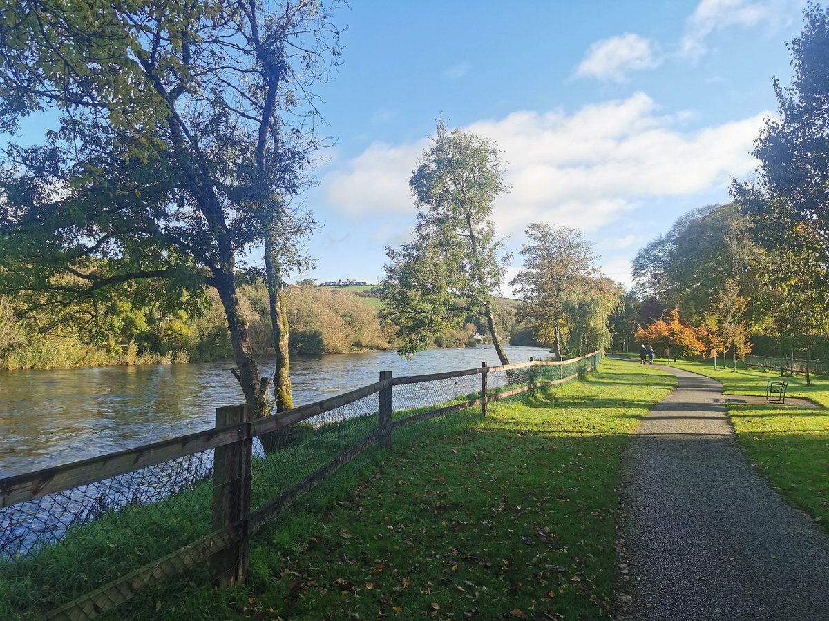 macpLB's tweet image. Ballincollig Regional Park looked great this morning. The Lee had a fairly robust flow over the broken weir. You'd wish the council would fix it.