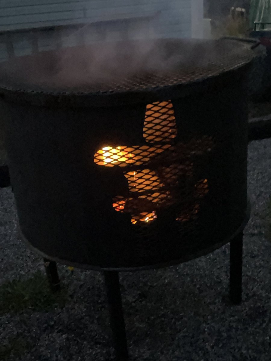MelitaPaul's tweet photo. Enjoying the beautiful Fall nights! #sistertime #lovefallnights #WinterIsComing #fallfires https://t.co/KfFv2ni0jN
