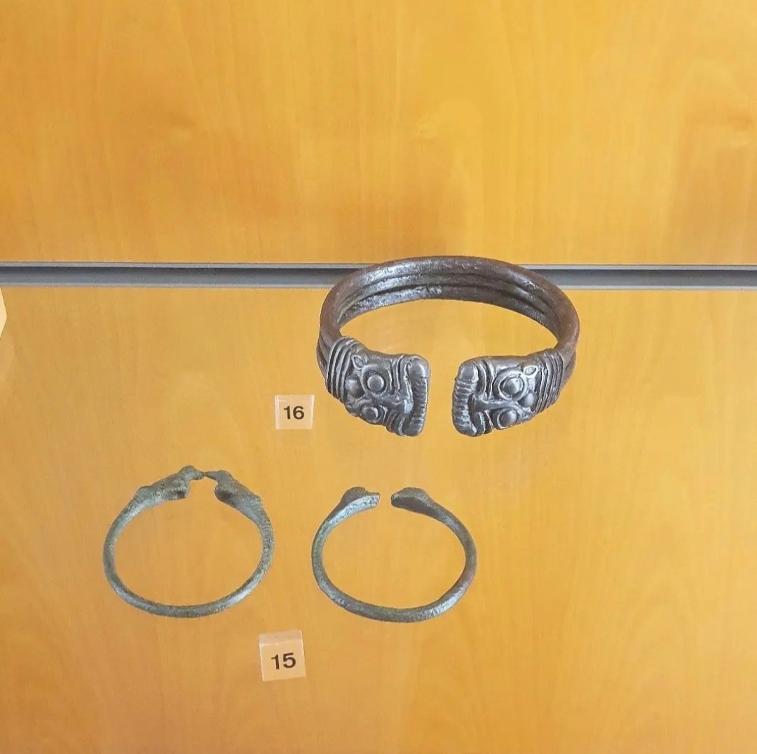 atelorbijoux's tweet photo. Musée des Beaux-Arts de Lyon 🔎
Place des Terreaux
. 15 deux bracelets qui proviennent de la mer Caspienne, Asie Occidentale
. 16 bracelets en bronze et en fer IXe - VIIIe siècle avant J.C

#bijoux #Photography #loisirscreatifs #artist #art #atelor #Lyon https://t.co/rdL3u8vmyM