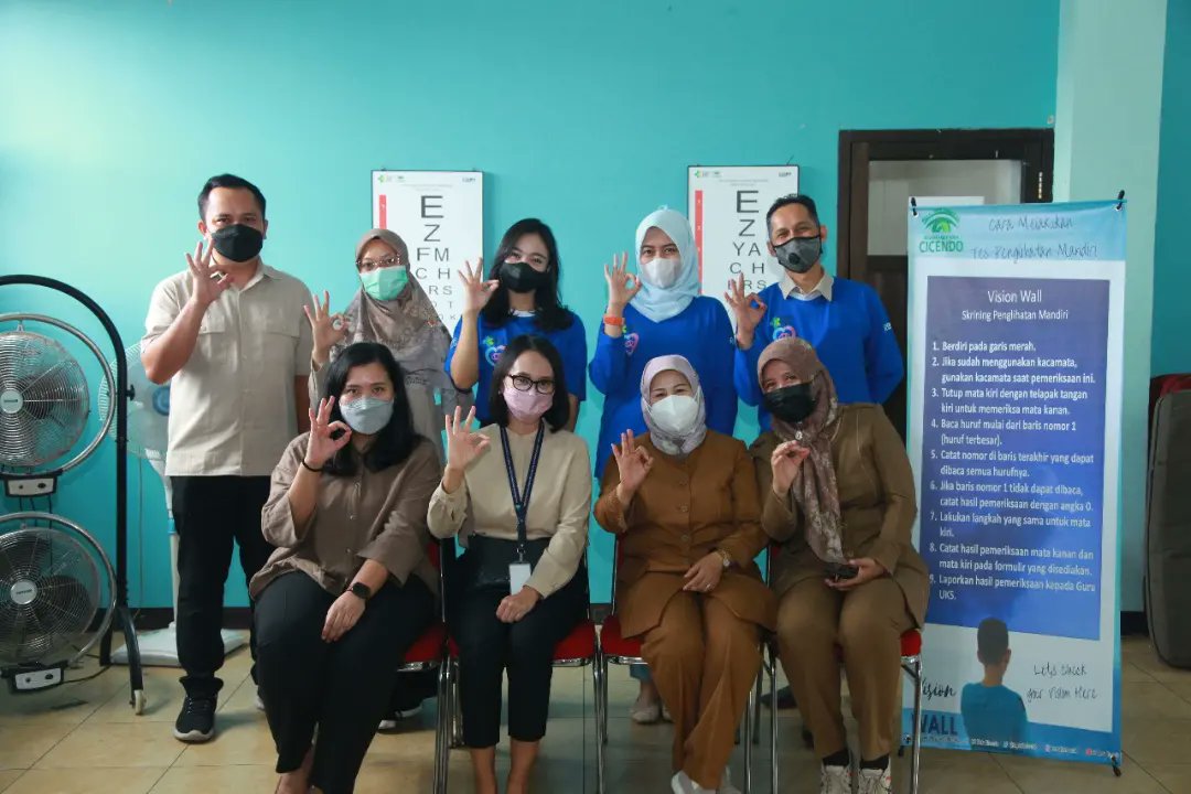 rs_matacicendo's tweet photo. Sosialisasi dan Edukasi pemeriksaan tajam penglihatan secara Mandiri di SMP Negeri 1 Bandung oleh tim dari PMN RS Mata Cicendo Bandung. Semoga hal ini memberi manfaat khususnya bagi para siswa sekolah untuk masa depannya #salamsehatmata #sosialisasi #visionwall #smpn1bandung https://t.co/RGzeyqefWm