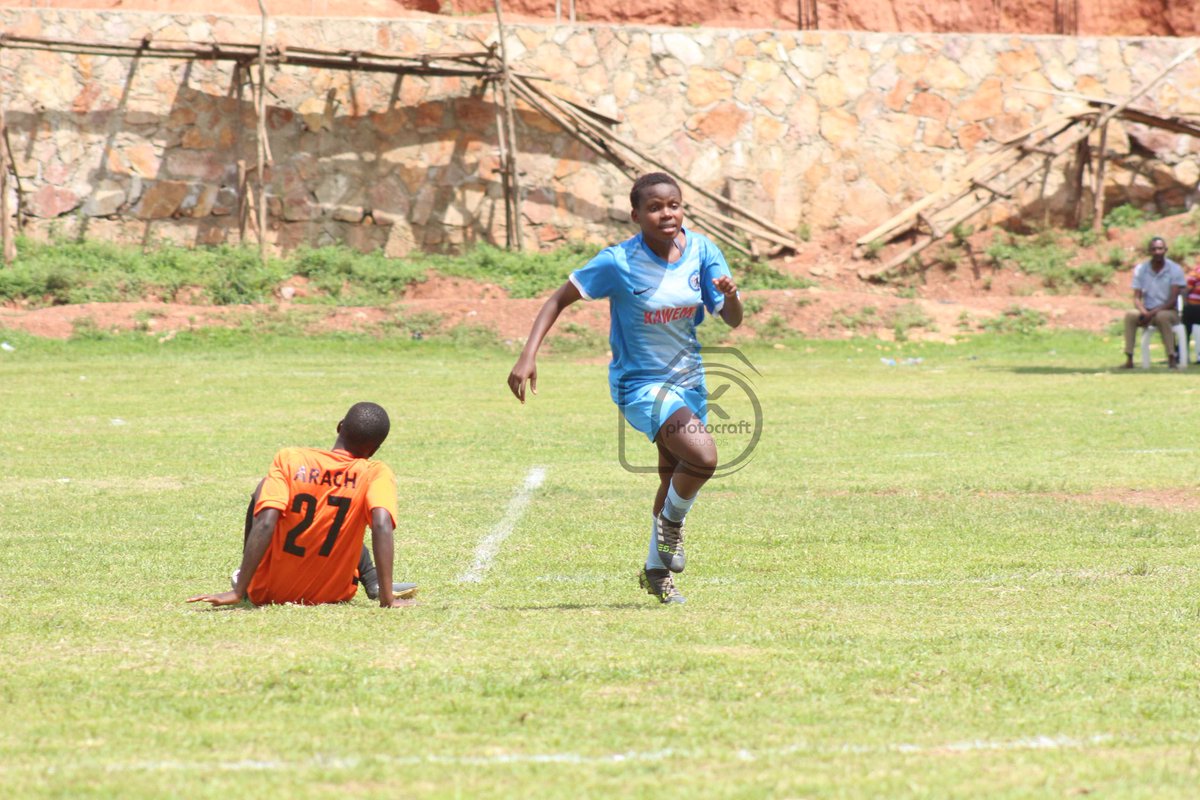 JjuukoJoel's tweet photo. Following closely as she netted a beauty sealing her first Hat-trick.
💙🔥 @HadijahNandago
#FWSLLive FT
@KawempeClub 4:1 @WfcRines
#WomentFootballWeekend
@ssaka_s @gad_lee @kayiirajackson @FaridahTN @sportslens1 @StephenMayamba @MulongoSports1 @SandrahNassali @SportzNowUg https://t.co/1iuOr7rPjA
