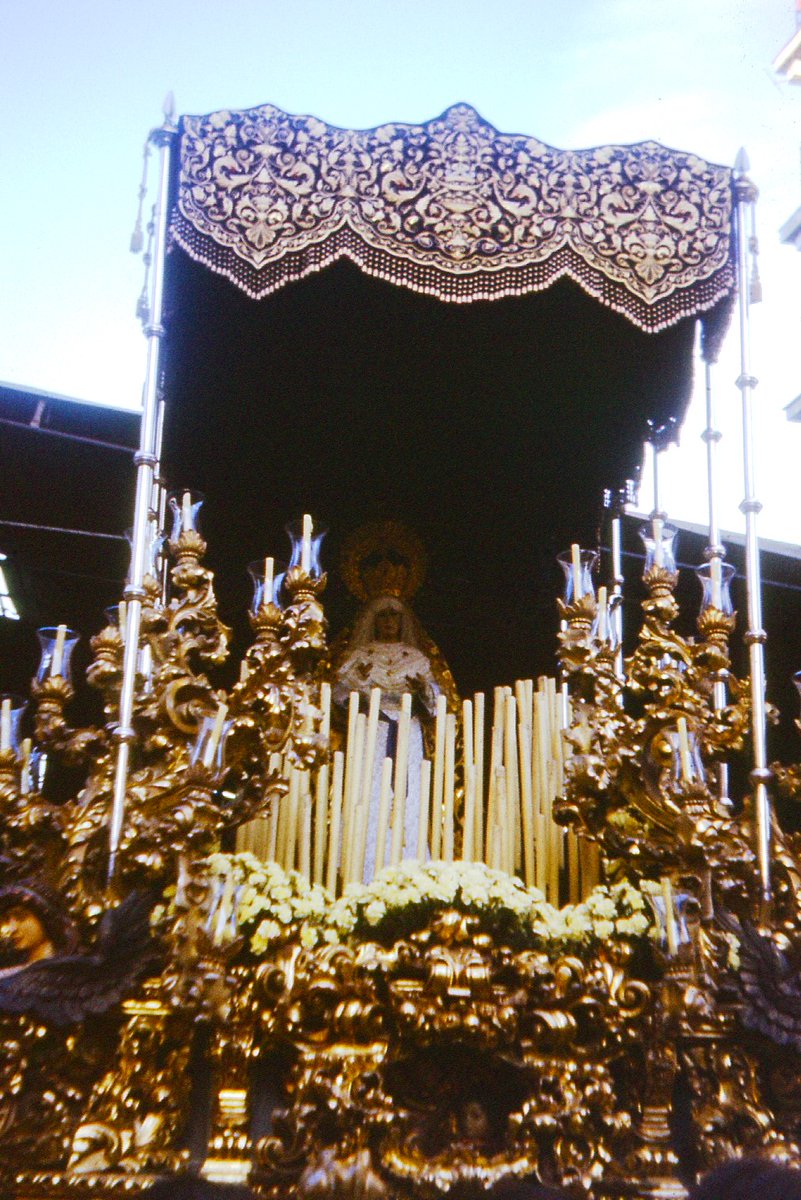 jcderojas14's tweet photo. Mª. Stma. del Gran Perdón en su antiguo trono de madera dorada. La Virgen fue obra de Andrés Cabello Requena, profesor de talla de la Escuela Sindical de Formación Profesional Francisco Franco y la policromia obra del pintor Luis Ramos Rosas en 1957.  #CofradiasMLG https://t.co/eLtQ0zrR2y