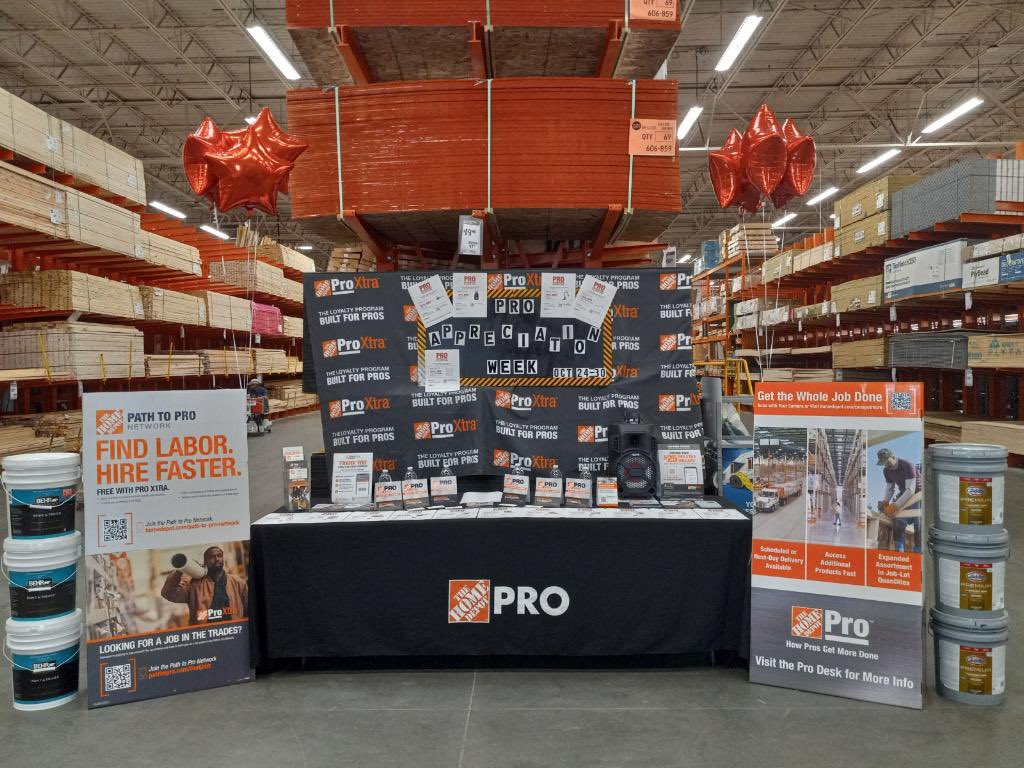 cleeg183's tweet photo. It”s PRO Appreciation Week and we’re Celebrating our PRO’s @6560 #Kemah #HomeDepot. @Nicole_A_6560 @RoseSteele0308 @Emilio_Tristan @rosiegold9a8HD @JeremyLofton_HD https://t.co/91iRdON9uv