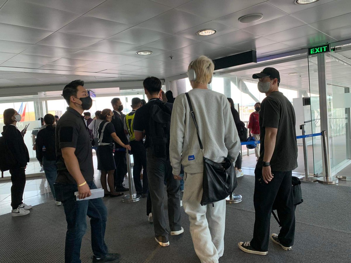 JiiCvj's tweet image. y'all my cousin works at the airport and saw txt, idk if they're leaving or just arrived here in manila but i hope they stay safe, and im so jealous. wished i saw them too bro😭😭😭 #TXT #MOA