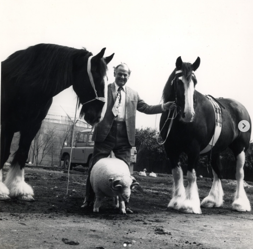 SpreadEagleSW18's tweet photo. FREE In Conversation With brewer John Hatch!
John will be talking about his years at the #RamBrewery &amp; we've got a Youngs archive photo exhibition! Some haven't been on display in 20 years.
With #ale tasters and Youngs merch too- FREE to attend, book a table online!
#londonpubs https://t.co/2izKLO6saE