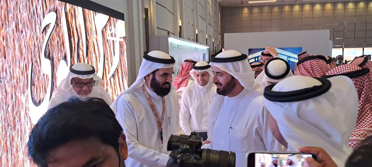 AlMehrij's tweet photo. سعدت باستقبال معالي وزير الحج والعمرة د. توفيق الربيعة في جناح شركة #سمايا_الاستثمارية المشارِك في المعرض الذي أقامته #نُسُك @MyNusuk في جمهورية #أندونيسيا بهدف التعريف بخدمات المنصة وتسهيل وتحسين تجربة زوار مكة المكرمة والمدينة المنورة. https://t.co/eQ3wQBOpM8