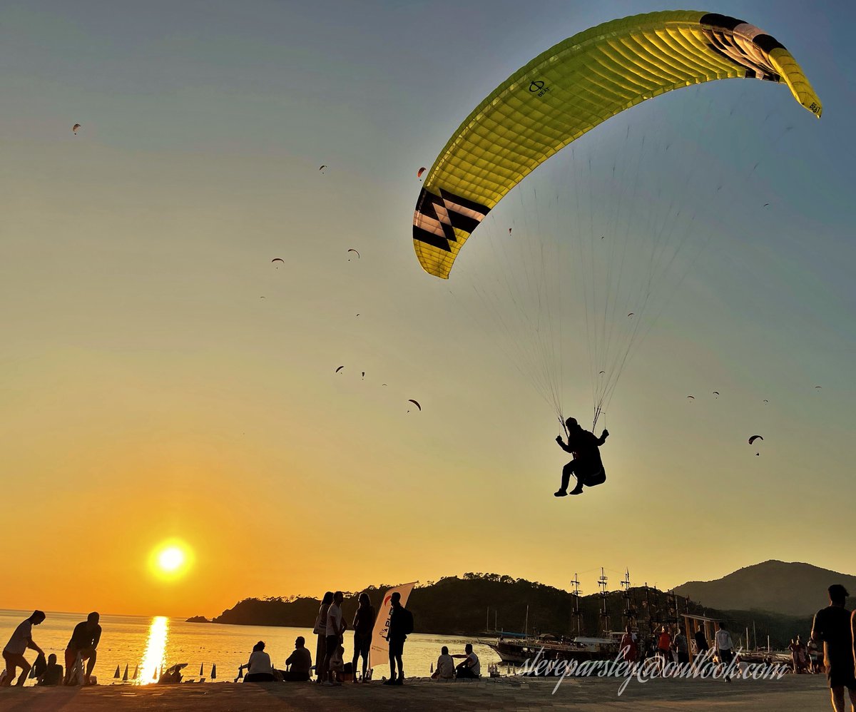 DolphinComms's tweet photo. Fun and (Air) Games down at Ölüdeniz this weekend... Good to see a few familiar faces among the crowds. Just Fethiye's Race For Life this weekend and then Halloween before we say farewell to another summer season 🙂 🌞 https://t.co/55LSrPBSKa