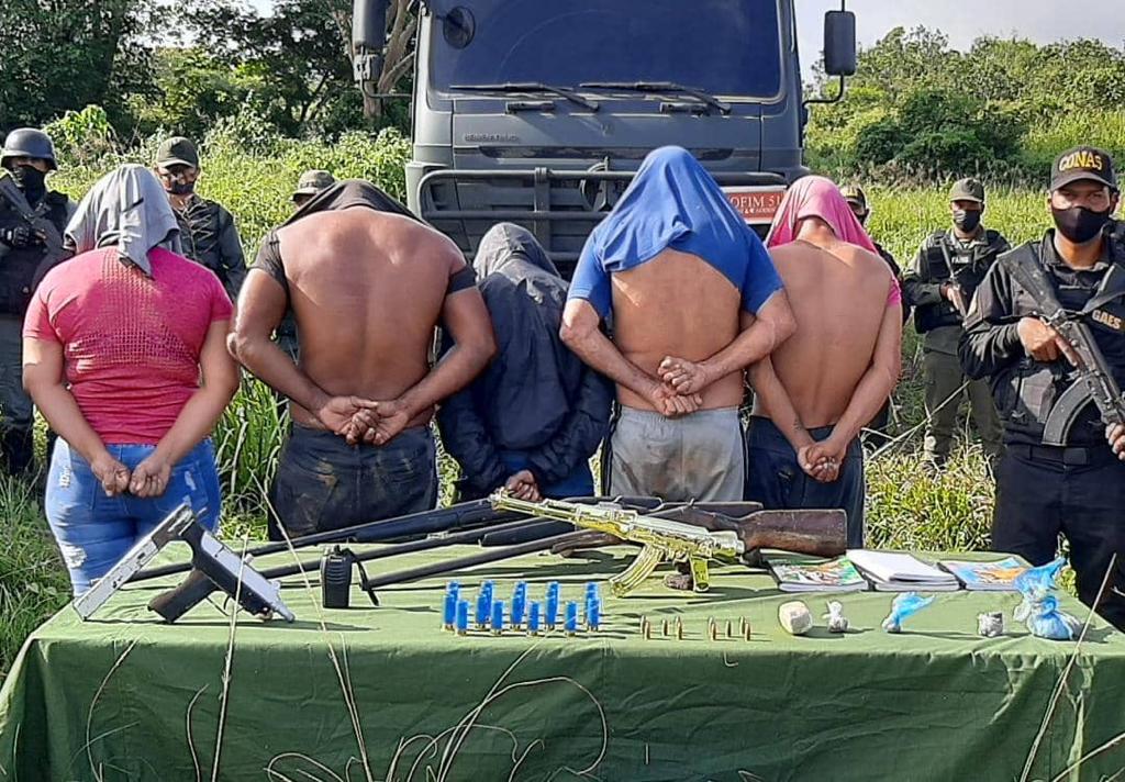 dhernandezlarez's tweet photo. Operación Roraima 2022, en la lucha contra el narcotráfico, minería ilegal y trata de personas. Venezuela es territorio de paz ! https://t.co/TcmIdJxodX