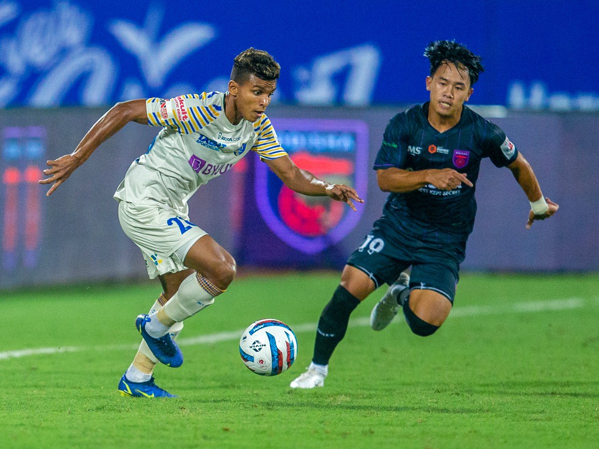 KeralaBlasters's tweet photo. 𝗙𝗨𝗟𝗟 𝗖𝗜𝗥𝗖𝗟𝗘! 💛⚽

From a promising prospect in our youth system to making his #HeroISL debut last night, Nihal has come a long way!

Congratulations lad! 👏🏻

#ഒന്നായിപോരാടാം #KBFC 
#KeralaBlasters https://t.co/8Z24Px8h97