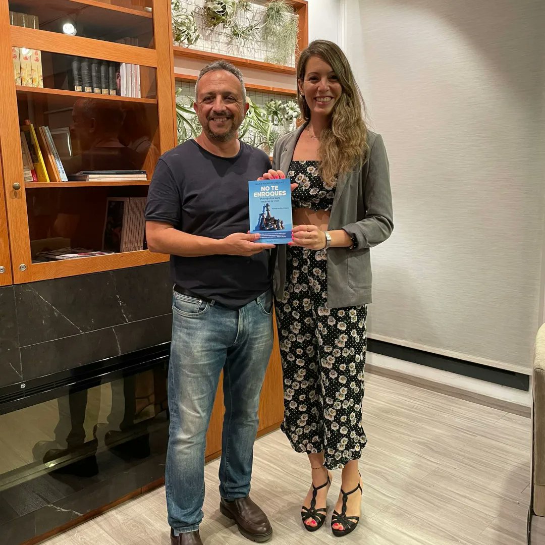 merybliya's tweet photo. 🌟✨ EMOCIONADA por la experiencia que viví al presentar por primera vez mi libro No te Enroques de la editorial @HarperCollinsIB en Ibiza📘📘!! 

💚GRACIAS al centro cultural Ebusus por ofrecerme su casa :)! 

#chess #Ajedrez #NoTeEnroques https://t.co/gIbxQHHlJ8