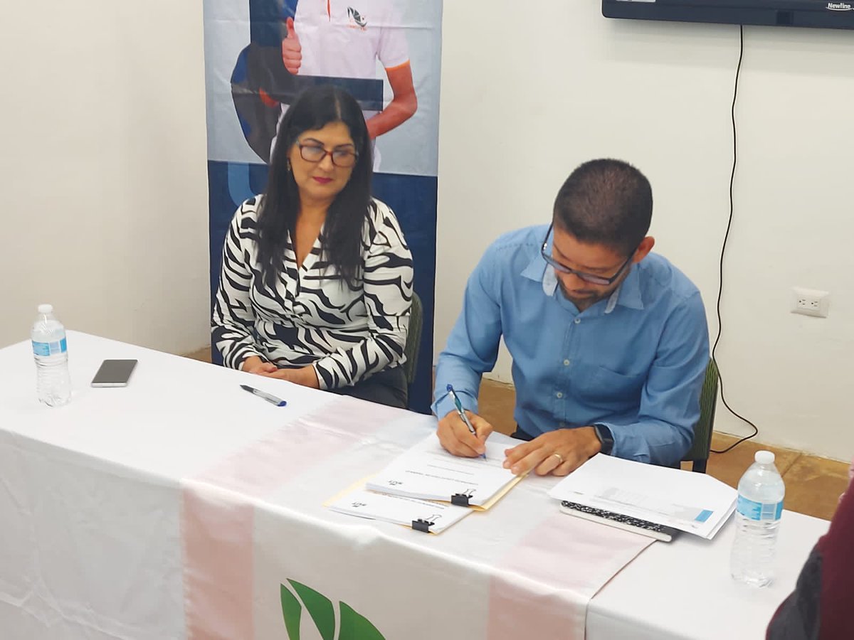 sutcecytesin1's tweet photo. https://t.co/FXBGIdpxfx
Evento significativo de la firma del Contrato Colectivo de Trabajo y del Reglamento de la Comisión Mixta de Escalafón entre Director General del @CECyTESin y la Secretaria General del @sutcecytesin1 https://t.co/ASslO9zYhs