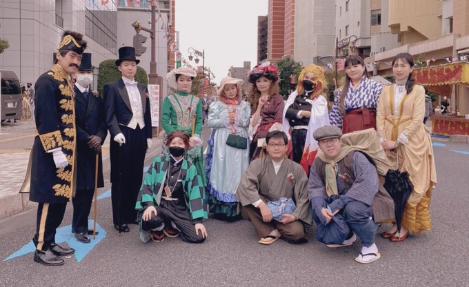 コスプレ少し前の写真になりますが今年の大正時代祭りにヨロズさんのたんじろう君と行ってきました折角なのでパレードに参加された皆様と許可を頂けた写真をぺたり大変貴重な体験をさせて頂けました!街の方に来年も来て欲しいと言って頂けて嬉しかったです #大正時代まつり #与野 