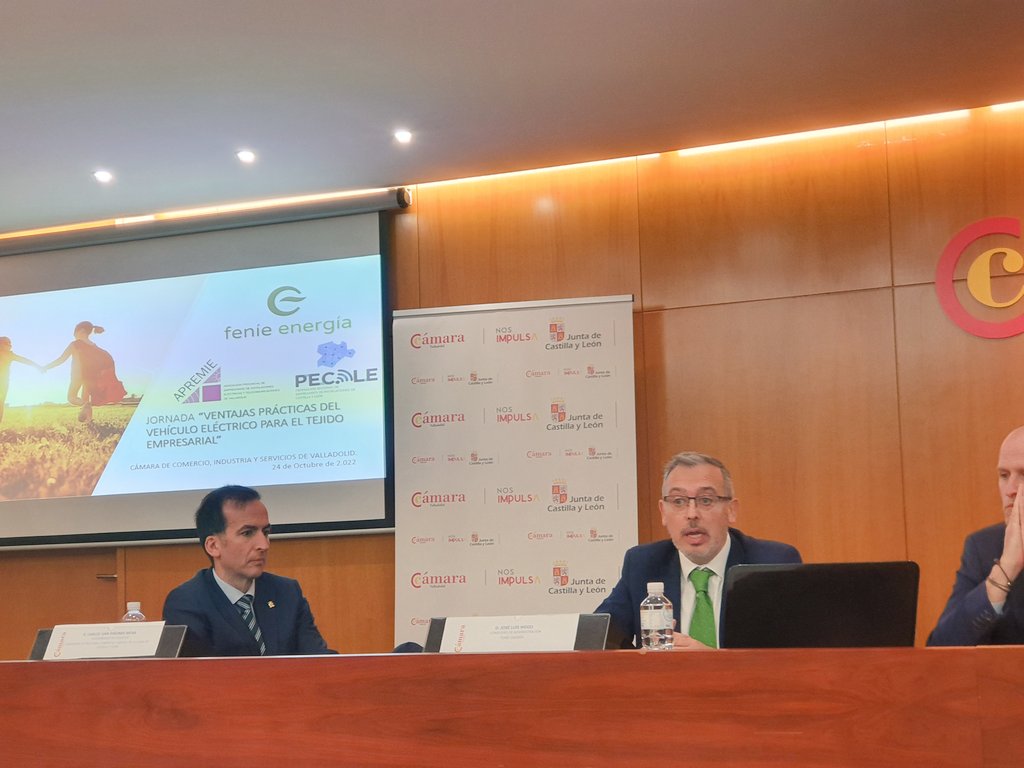 apremie_va's tweet photo. José Luis Mozo presentando nuestro potencial como
Operadores de infraestructura de recarga en #CastillayLeón @fenieenergia en la Jornada sobre el Vehículo eléctrico en #CyL
@apremie_va @PECALE_INSTAL @cam_valladolid https://t.co/LIuiN5QZ53