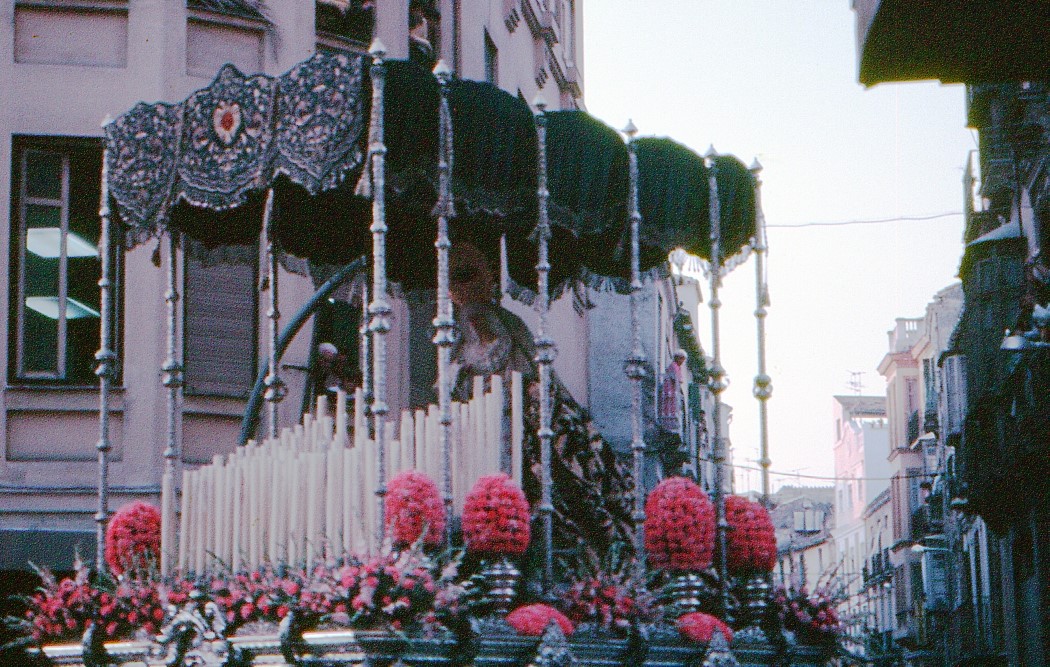 jcderojas14's tweet photo. Ya en su nuevo trono de Villarreal, Mª. Stma. del Gran Perdón gira hacia calle Carreteria desde Ollerías. en 1986. #CofradiasMLG https://t.co/88iR7YHtK2