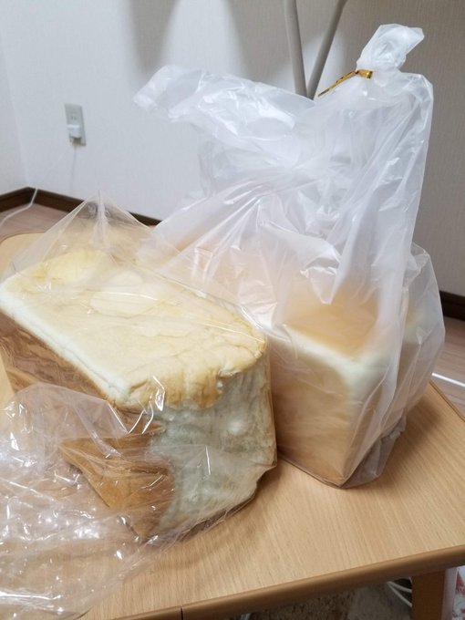 同じ日に同じものをいただくこと、まれによくある これは数年前、上司から生食パンをもらったから友達と食べようとしたら、その友達も別の人から生食パンをもらってきたときの写真です 