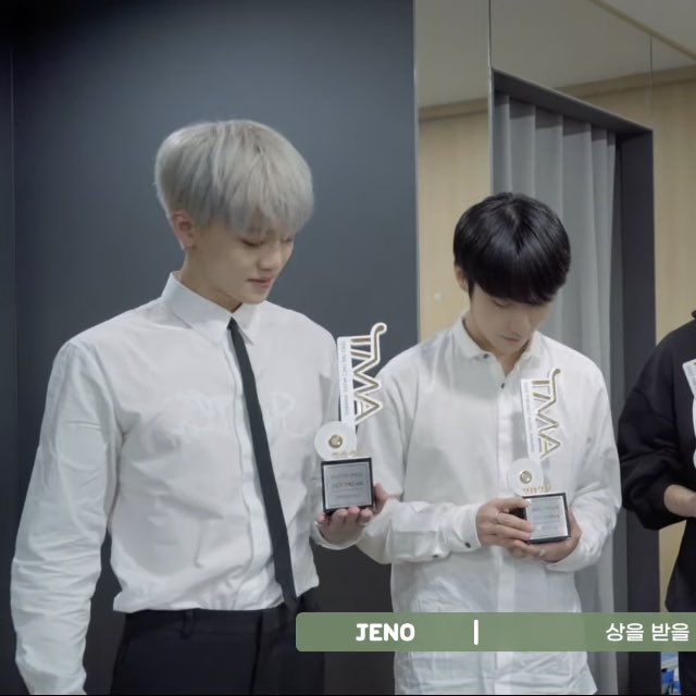 jaemrenkyu's tweet photo. jaemin and renjun doing the same thing but in different sizes https://t.co/7gdkOqfvDN