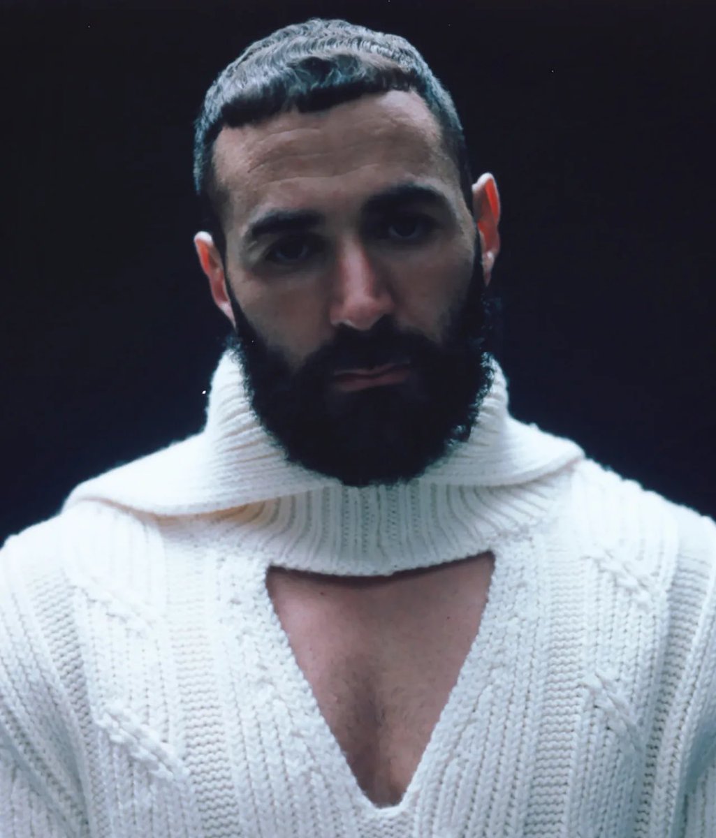 capitainegon's tweet image. Moi vivant je refuse de croire que cette photo de Benzema est réelle