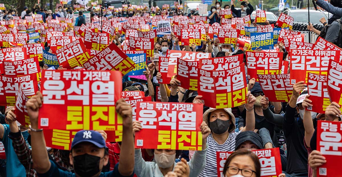 Hundreds of thousands of Koreans called for President Yoon's resignation this past Saturday. 

Those on the street protested Yoon's peace threatening policies, pro-Japan stance, political retaliation, as well as difficulties making a living. 

goodmorningcc.com/news/articleVi…