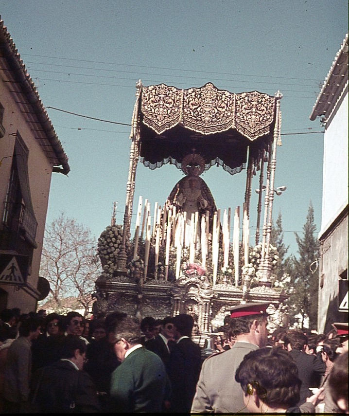 jcderojas14's tweet photo. Mª. Stma. del Gran Perdón  bajando por la calle Capuchinos en los primeros años ochenta. #CofradiasMLG https://t.co/c5WtL8Jpv4