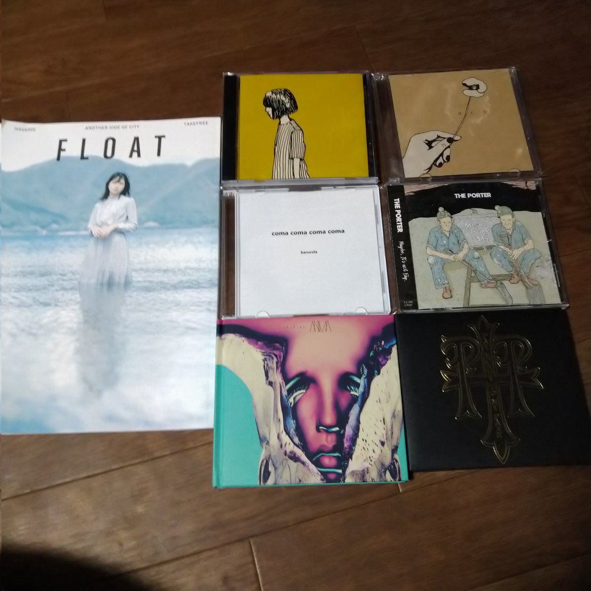 hnwtp's tweet photo. 昨日は楽しうございました、たつくんそーちゃん感謝🙏
バルボラの音源セットとTHE PORTERの新譜購入。
あとぶんちゃんが掲載されているFLOATを持ち帰り。
あとあと最近SukekiyoのANIMAとPTPのベスト初回盤買いました。
#baruvola #バルボラ #ThePorter #sukekiyo #paymoneytomypain #floatmagazine https://t.co/R8MOLSWf3U