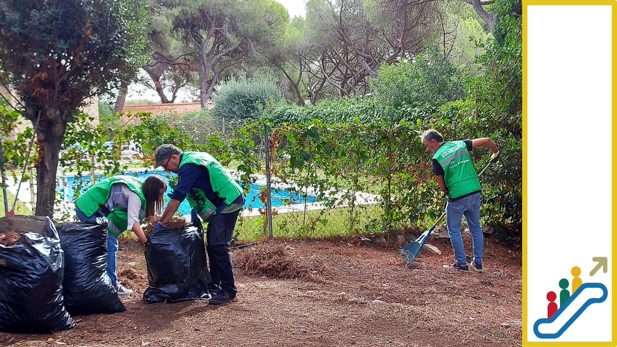 diasolidario's tweet photo. En Barcelona los voluntarios de @VECI_Esp realizaron con la @FBoscana labores de mantenimiento y limpieza de un jardín y un taller de manualidades con personas con discapacidad intelectual. https://t.co/YipO7QQdRc