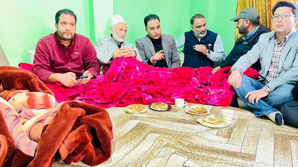 salmanalisagar's tweet photo. visited #Dooru Verinag to offer condolences with zonal coordinator  @FerozWani20  at the passing away of his beloved father.
Offered Dua e magfirat for the departed.
#YNCKMR leaders 
@PeerzadaFaroz @APMusharraf @IrfanZehgeer @Imranbashirkmr @nawazansar666 also offered condolences https://t.co/PuheCf1Liq