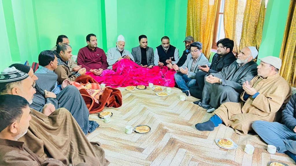 salmanalisagar's tweet photo. visited #Dooru Verinag to offer condolences with zonal coordinator  @FerozWani20  at the passing away of his beloved father.
Offered Dua e magfirat for the departed.
#YNCKMR leaders 
@PeerzadaFaroz @APMusharraf @IrfanZehgeer @Imranbashirkmr @nawazansar666 also offered condolences https://t.co/PuheCf1Liq