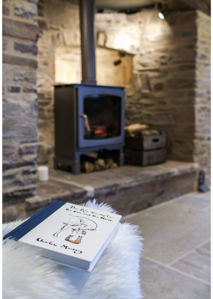 Retreat in the New Year with Ease &amp; @theothersambaker 

January can be such a gloomy time of year, but not when you spend it with Ease Retreats! 

If you’re loved one is asking you what you’d like for Christmas,  we have the perfect gift idea! A room at Midlife with Ease! 😉🎄
