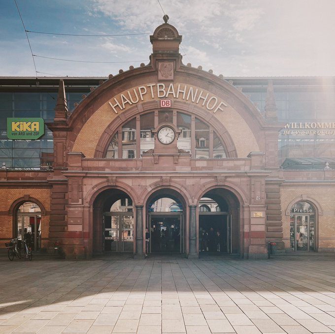 Ich bin zum ersten Mal im Leben in Erfurt, habe die Ankunft am Hauptbahnhof und eine Stra&szlig;enbahnfahrt<a href="/tag/rtlsamstagnacht"class="tags"><span>#rtlsamstagnacht</span></a>