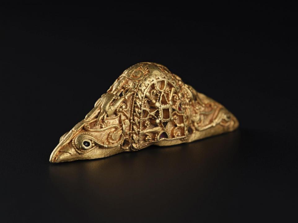 Golden sword pommel found by detectorist given to Scottish national museums 

#Archaeology #Anthropology #History #WorldHistory #ArchaeologyWW 

thenational.scot/news/23072166.…