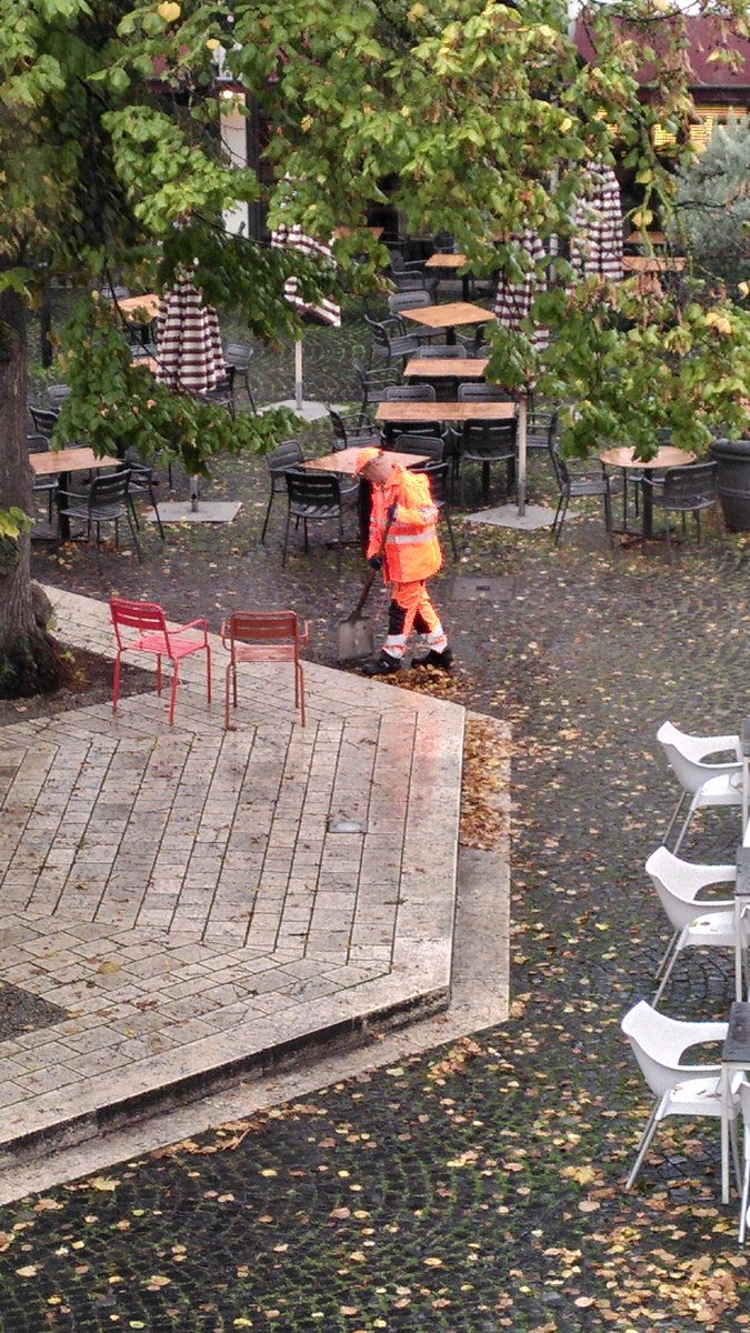 lubberjs's tweet photo. Mentaler Zustand: Seit 30min "fegt" ein Mitarbeiter der Stadt den Hof mit einer Schaufel. Einer Metallschaufel. Auf (Pflaster-)Stein. https://t.co/IzUHhFOHzu