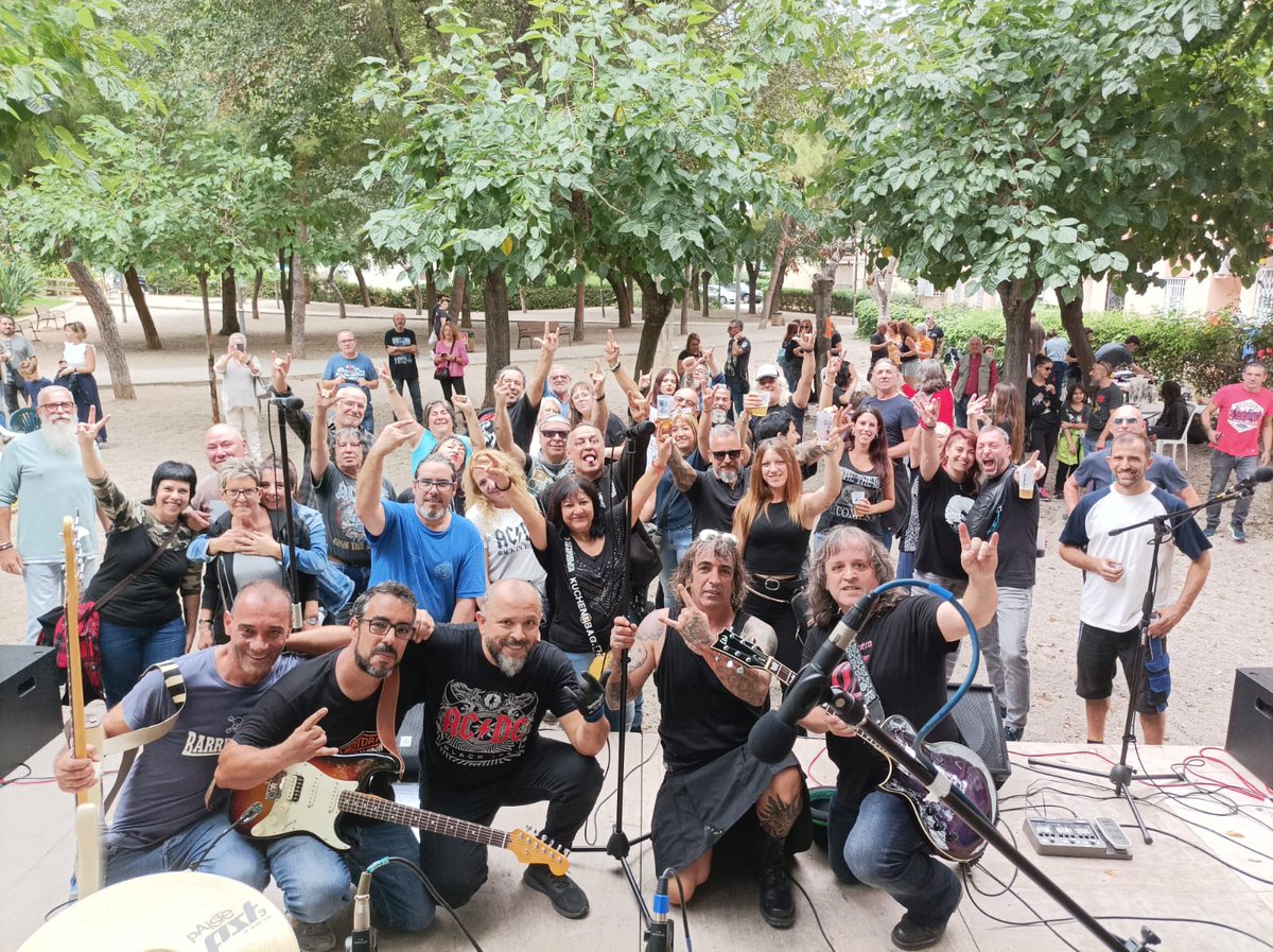 Aquí tenemos las fotos de familia después del fantástico concierto de nuestros amigos de Ragnarock. #Tarragona #Rock