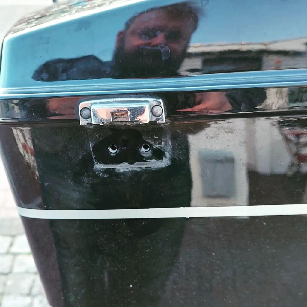 Bosrover's tweet photo. Oops...it happened again...lost a part of my motorcycle.....I think she trying to tell me something...long season..many km's...a bit of TLC is needed?
.
#happydays #ontheroad #sun #rain #chopper #instabike #bikersofinstagram #instamotogallery #pistonaddi… https://t.co/q3UuToItBw https://t.co/KLt8lvWZuJ