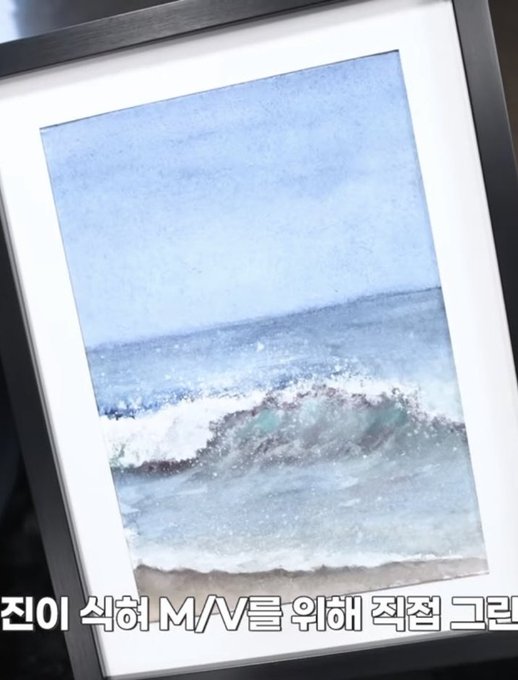 I am speechless and actually getting emotional seeing how good Hyunjin's drawings have gotten in such a short amount of time. 🥲

I am genuinely amazed by his technique in the second one, the contrast/values are just perfect 