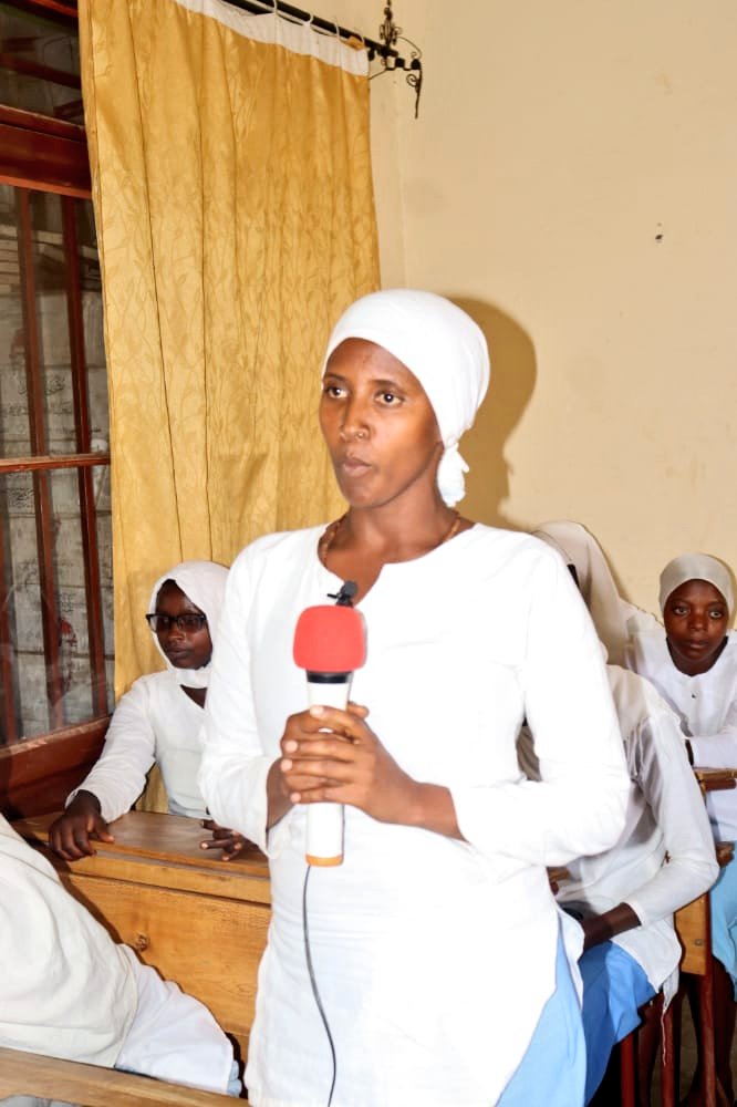 ABPInfos's tweet photo. #Burundi Le DG de la #fondation_BENAA #Ali_Hajib prend part aux cérémonies de la rentrée scolaire à l'école des métiers de cette fondat°. 82 élèves vont bénéficier des enseignements de couture, soudure, menuiserie &amp; opérateur bureautique. La format° &amp; le logement y sont gratuits. https://t.co/IBkbGBfkwH