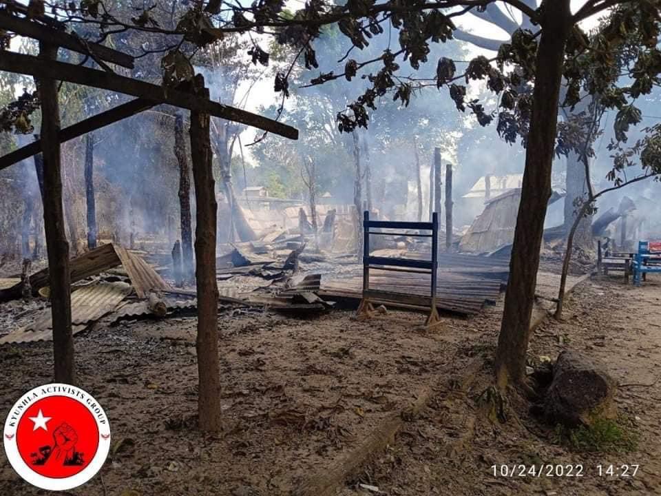 Khithitofficial's tweet photo. ကန့်ဘလူ၊ ဇော်ချောင်းရွာကို စစ်တပ် ၅ ကြိမ်မြောက် မီးရှို့ဖျက်ဆီးမှု နေအိမ် ၁၄၇ လုံးပြာကျ၊ ဆည်ကြီးရွာကို စစ်တပ် လက်နက်ကြီးဖြင့် ပစ်ခတ်မှု ပြည်သူ ၂ ဦး ထိမှန် read more-> https://t.co/nbErQiiakO https://t.co/evudIco3af