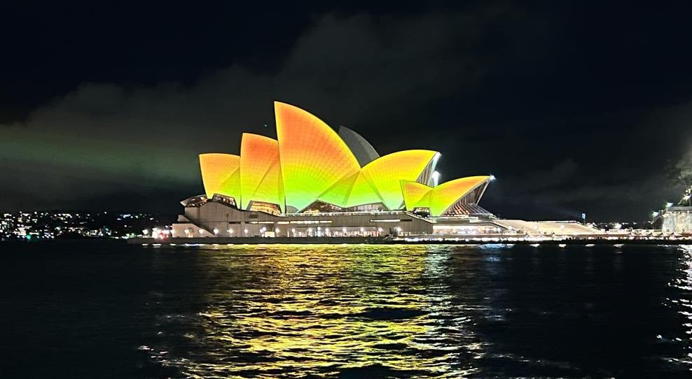 ANI's tweet photo. The Sydney Opera House in Australia lit up on the occasion of #Diwali 🪔 

(Pic: Consulate General of India, Sydney) https://t.co/e9bi1skrtL