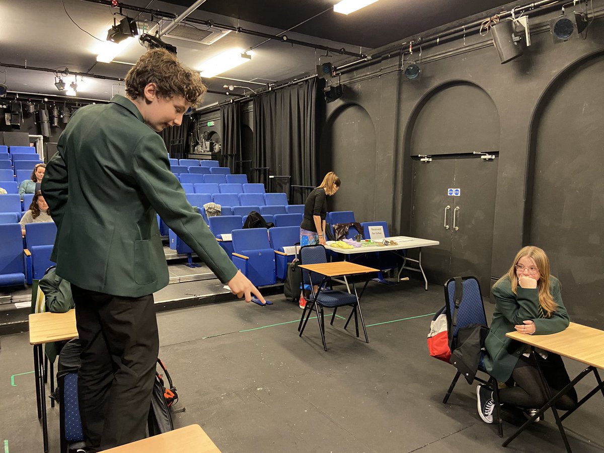 ThumbsDownnn's tweet photo. “IF YOU DO THAT AGAIN I’M GONNA TAZE YOU IN THE FACE!”
Rufus dodging shopping centre security in #TheKindRefuser
Playing @OmnibusTheatre 26-28 Oct
Tickets at https://t.co/oC8lAlKdHg https://t.co/ZumltRIDfJ