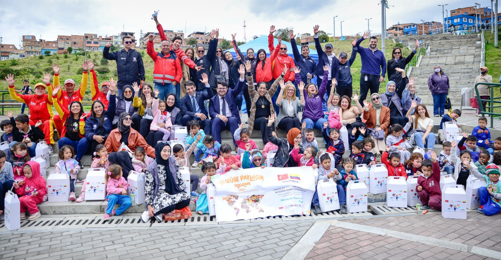 GSB_KYGM's tweet photo. Gönüllülük faaliyetlerine en çok katılan 2 öğrencimiz Yurtdışı Tecrübe Paylaşımı Programı kapsamında Kolombiya'ya gönderildi.🇨🇴🇹🇷

Gençler TİKA desteğiyle kurulan aromatik bitki tesisinin üretim aşamaları ve TİKA tarafından oluşturulan psikomotor merkezinin kurulumunda rol aldı. https://t.co/fPNfnlpitT